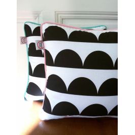 Vigvam design Vankúš Half Moon, mentolový lem